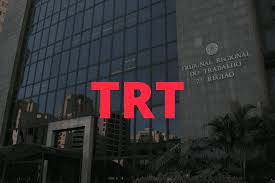 "Fachada do Tribunal Regional do Trabalho com o logo TRT destacado em vermelho."