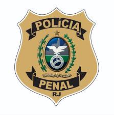 Emblema da Polícia Penal do Estado do Rio de Janeiro com detalhes dourados e o brasão oficial, exibindo símbolos de justiça e autoridade.