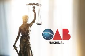 estátua da justiça ao lado do logo da oab