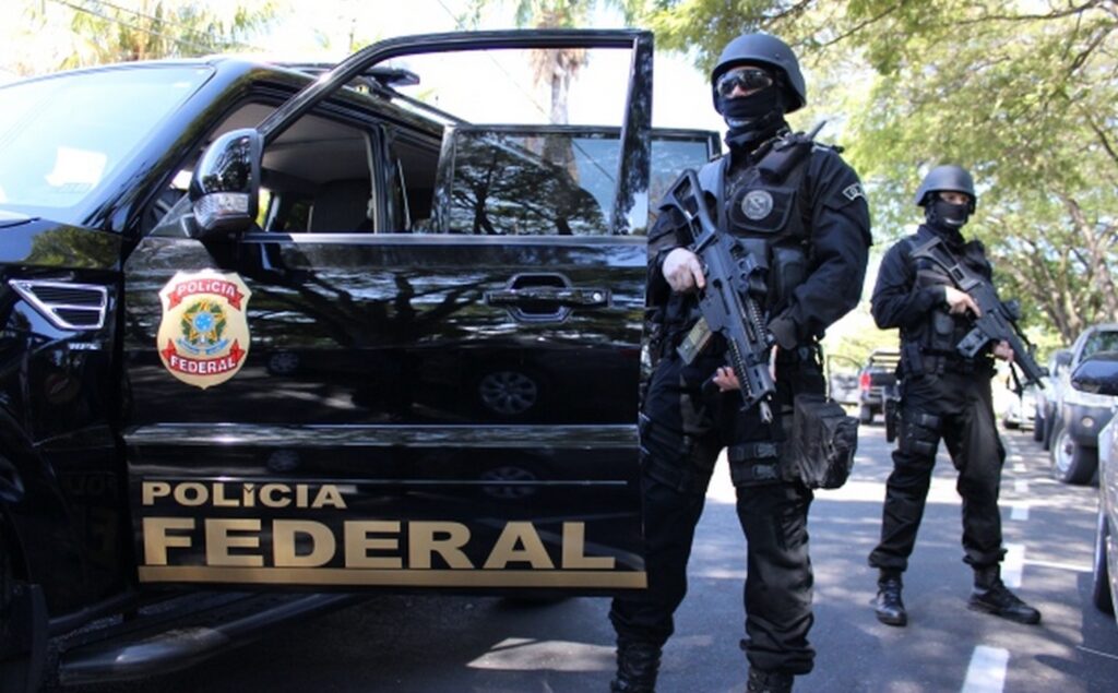 Policial Federal Segurando uma arma, em defesa da federação, por CEPAC - Centro de Estudos, Preparo e Atualização para Concursos